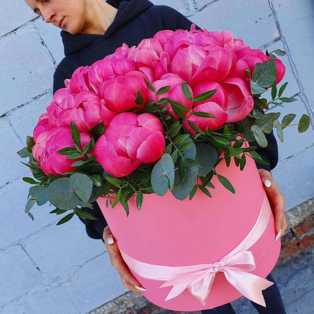 Шикарная шляпная коробка с пионами Шикарная шляпная коробка с пионами