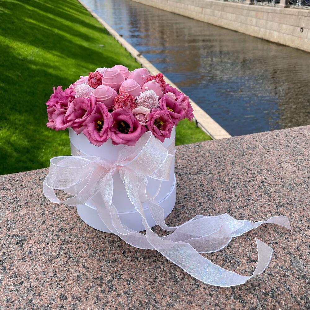 Подарок из цветов и клубники в коробке